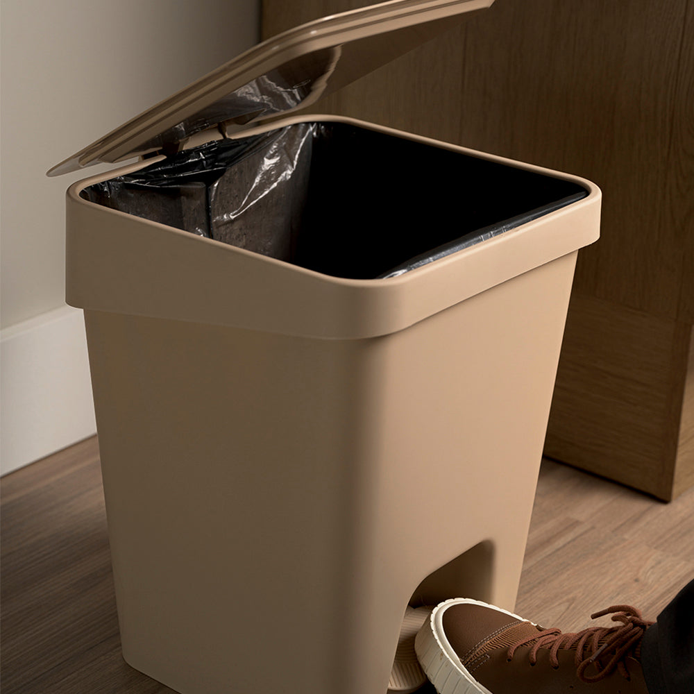Lixeira Slim 15 Litros com Pedal Capuccino UZ - ambiente