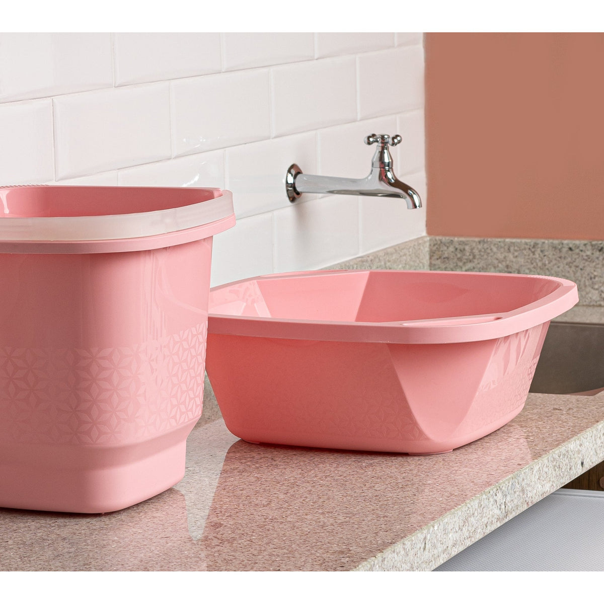 Bacia Slim 14 Litros Rosa UZ - ambientada