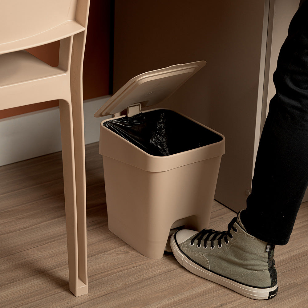 Lixeira Slim com Pedal 8 Litros Capuccino UZ - ambiente