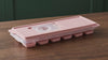 Forma de Gelo com Tampa Rosa UZ em uso